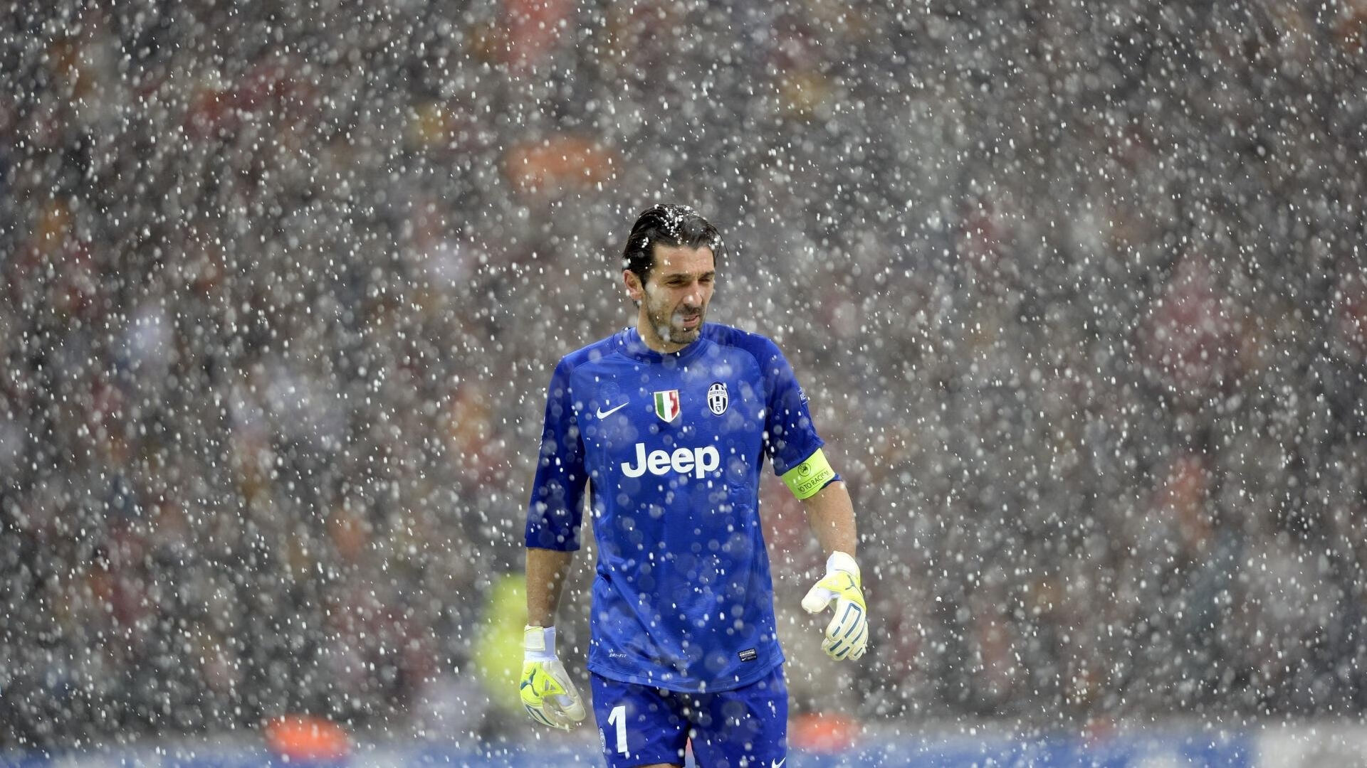 _赛事现场：粉丝疯狂欢呼，场面炸裂_，粉丝有多疯狂